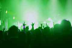音乐会事件聚会，派对概念人手场景关注的焦点彩色的绿色光