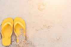 夏天假期海滩黄色的凉鞋海滩太阳