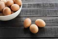 新鲜的母鸡蛋白色碗母鸡蛋一边黑色的科罗拉多州