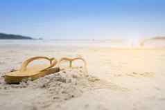 夏天假期海滩黄色的凉鞋海滩太阳