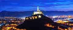 全景视图蒙蒂古多基督雕像城堡晚上