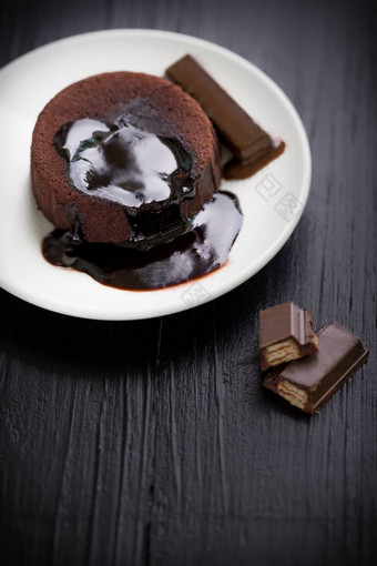 <strong>巧克力蛋糕蛋糕巧克力蛋糕</strong>黑色的背景