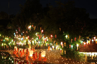泰国僧侣冥想佛雕像灯笼