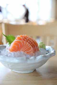 大马哈鱼生鱼片木背景日本食物