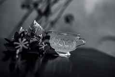 关闭茶印度茉莉花花朱希素馨属耳廓木表面玻璃杯生花