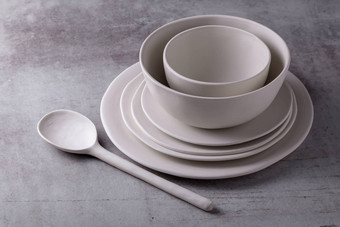 空空白白色陶瓷菜白色勺子陶瓷水泥