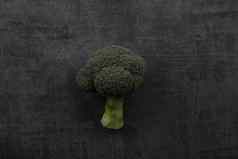 蔬菜西兰花孤立的黑暗岩石背景