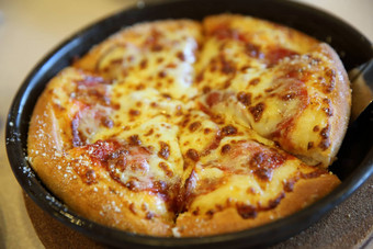意大利辣香肠披萨披萨意大利辣香肠马苏里拉奶酪奶酪汤姆