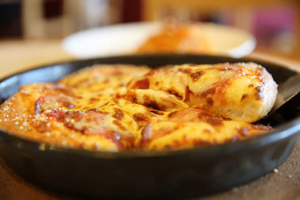 意大利辣香肠披萨披萨意大利辣香肠马苏里拉奶酪奶酪汤姆