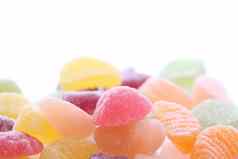色彩斑斓的水果果冻糖果孤立的白色背景
