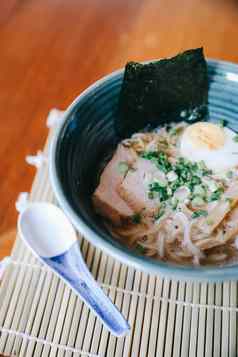 拉面日本面条汤食物面条猪肉蛋海藻