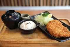 日本深炸猪肉肉片大米日本食物
