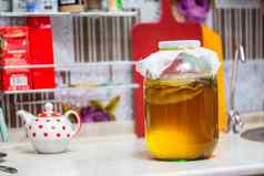自制的红茶菌茶玻璃Jar厨房表格