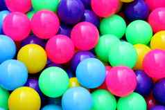 塑料球色彩斑斓的孩子们玩球水公园色彩斑斓的球塑料摘要背景模式玩具孩子们池球聚会，派对