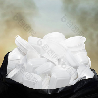 浪费<strong>垃圾</strong>泡沫食物托盘白色桩塑料黑色的袋脏天空云空气<strong>大气</strong>污染背景