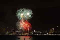 烟花色彩斑斓的晚上城市视图背景庆祝活动节日
