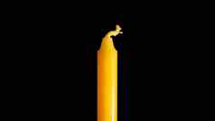 关闭黄色的蜡烛黑色的背景