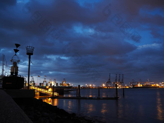 港口费力克斯托港晚上起重机容器船只