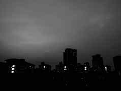 黑暗城市黑暗建筑尘土飞扬的天空黑色的白色风格