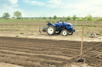 农场拖拉机站场准备土地种植未来作物植物培养土壤种植agroindustry农业综合企业农业欧洲农田农村农村