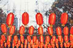 红色的中国人灯笼挂公园
