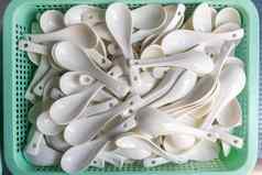 堆栈陶瓷勺子汤