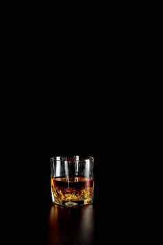 单玻璃威士忌威士忌冰黑色的背景