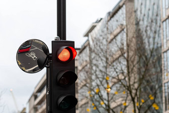 红色的交通光信号交通凸镜子反射红色的公共汽车