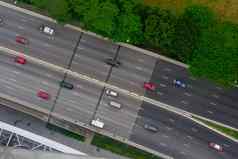 空中拍摄高速公路视图容易交通汽车树一边