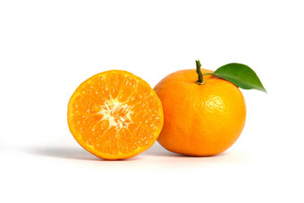 一<strong>半切</strong>片生柑橘类中国被称为橙婴儿santang叶子- - - - - -当地的<strong>新鲜</strong>的<strong>水果</strong>印尼孤立的<strong>水果</strong>木篮子碗