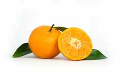 一半切片生柑橘类中国被称为橙婴儿santang叶子- - - - - -当地的新鲜的水果印尼孤立的水果木篮子碗