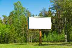 白色广告牌背景绿色森林合适的广告空白广告牌户外广告白色模型海报森林