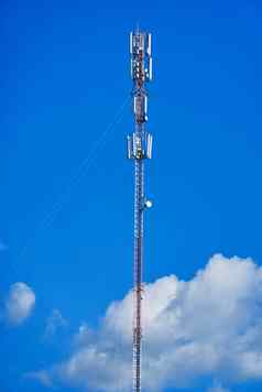 电信塔细胞细胞网站基地站无线沟通天线发射机电信塔天线蓝色的天空背景