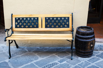 木板凳上酒桶红葡萄酒托斯卡纳意大利