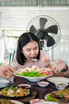 女人吃食物餐厅表格餐厅