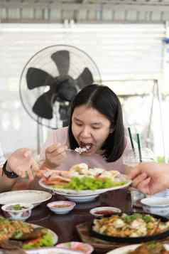 女人吃食物餐厅表格餐厅