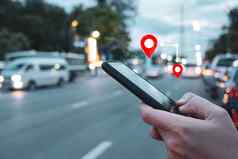 人智能手机检查地图旅行互联网全球定位系统(gps)应用程序假期