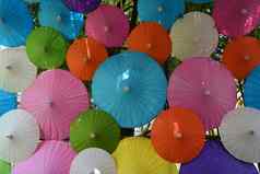 色彩斑斓的纸伞手工制作的伞色彩斑斓的雨伞背景