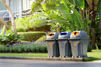 本垃圾桶塑料浪费本清晰的垃圾横盘整理走花园公共本浪费塑料本垃圾