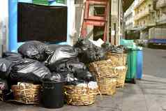 垃圾桩很多转储垃圾塑料袋黑色的浪费人行道社区村污染垃圾塑料浪费垃圾袋本塑料浪费桩垃圾浪费很多垃圾转储