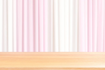 空木表格地板模糊织物婚礼背景光粉红色的白色窗帘木表格董事会空前面织物粉红色的白色软婚礼背景木板材织物背景婚礼
