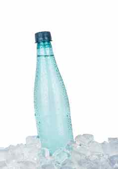 塑料瓶喝水冰白色