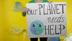 认不出来女人持有抗议海报地球环境塑料污染