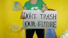 认不出来女人持有抗议海报垃圾未来环境塑料污染
