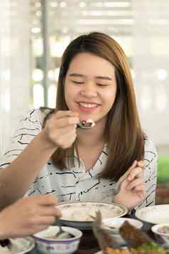 女人吃食物餐厅表格餐厅