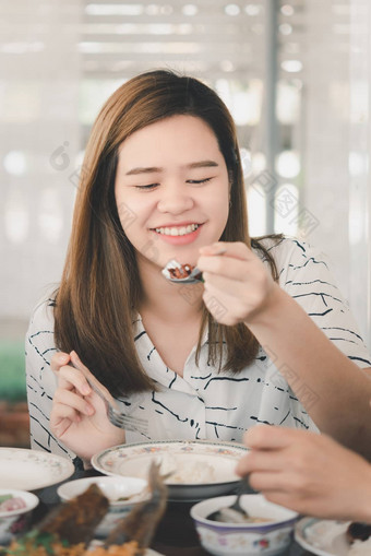 女人吃食物餐厅表格餐厅