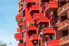 外观现代红色的公寓房子阳台