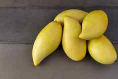 黄色的新鲜的芒果真正的木表格芒果热带水果