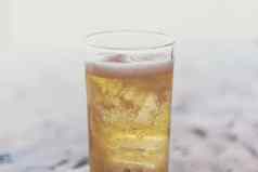 新鲜的啤酒水玻璃冰泡沫