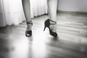 女人脚跳舞位置